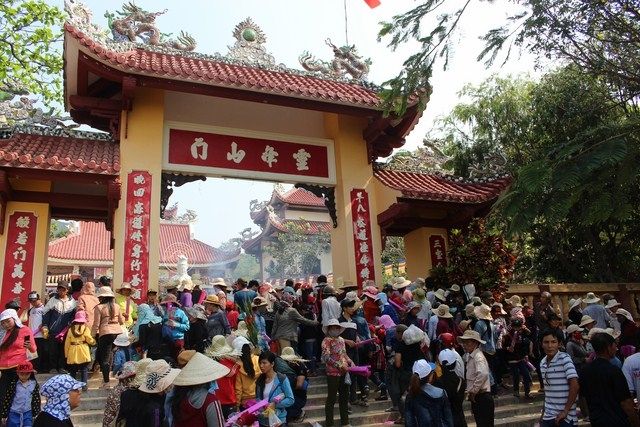 People flock to Linh Phong pagoda festival