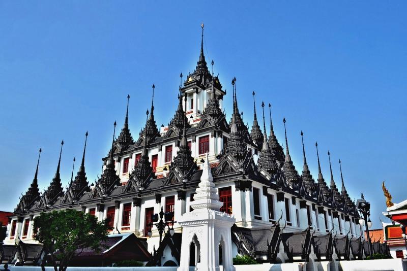 Chùa Loha Prasat tọa lạc trên đường Maha Chai, thuộc quận Phra Nakhon và cũng là một ngôi chùa độc đáo tại Thái Lan