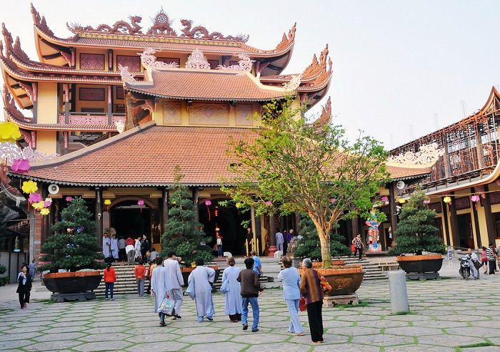 Chùa Long Hương phục vụ cho nhu cầu sinh hoạt, tu học của Tăng Ni phật tử