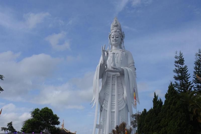 Chùa Minh Đức – Nổi bật với tượng Phật Quan Âm cao nhất Việt Nam