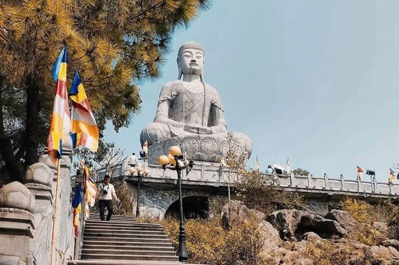 Bức tượng Phật A di đà bằng đá xanh ngồi trên tòa sen cao 27m nằm trên đỉnh núi