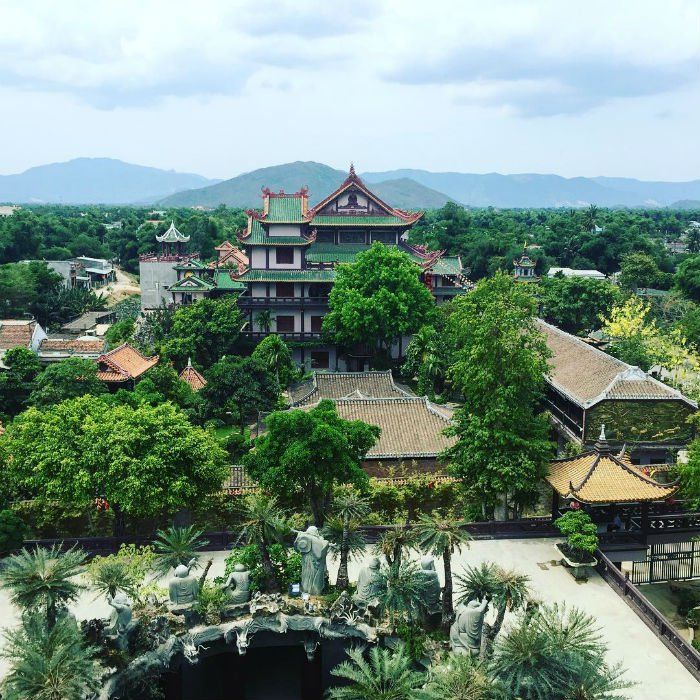 Khuôn viên chùa Thiên Hưng