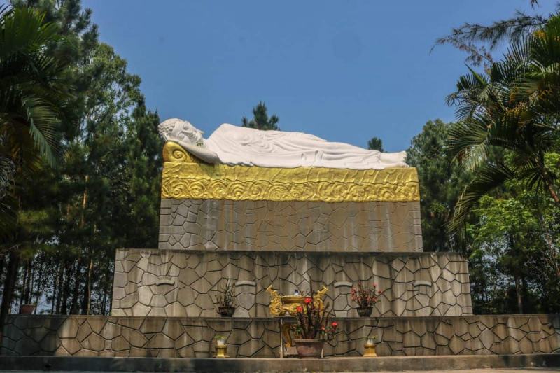 Thien Lam Pagoda - "Standing Buddha - Reclining Buddha"