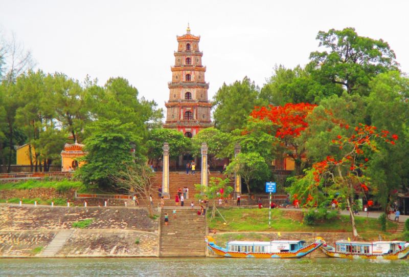 Chùa Thiên Mụ nhìn qua dòng sông Hương