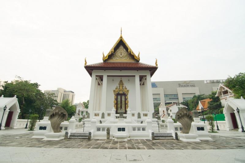 Chùa tọa lạc ở một trong những khu vực sầm uất nhất ở Bangkok