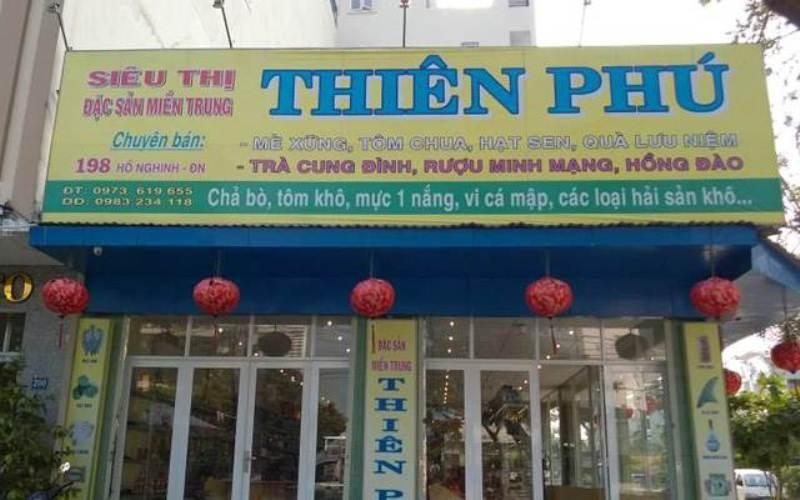 Siêu thị đặc sản Thiên Phú nhìn tổng thể từ bên ngoài.