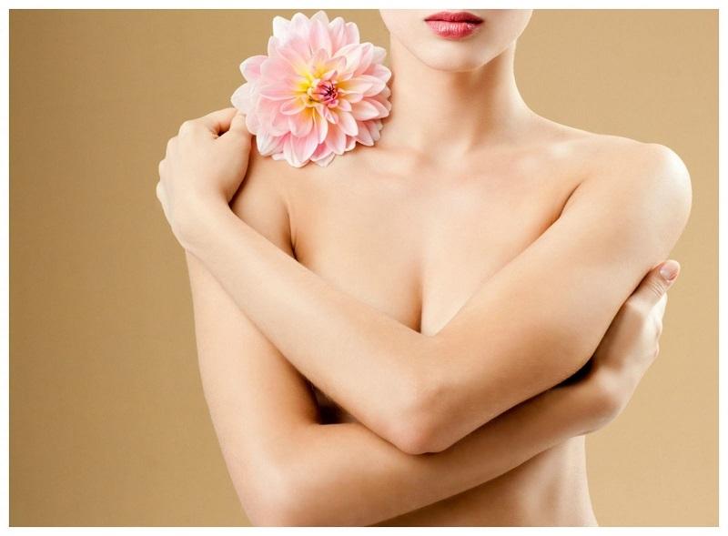 Massage ngực giúp kích thích tuyến sữa hoạt động.