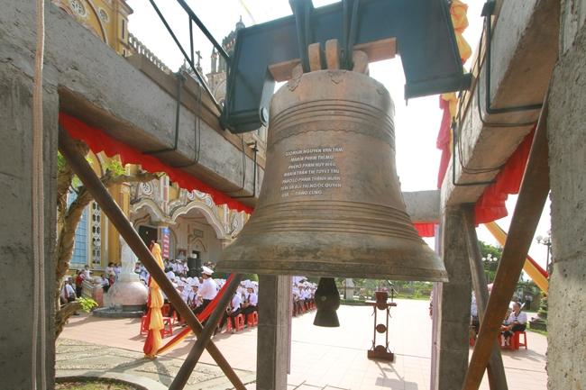 Các chuông nhà thờ ngân vang vào lúc nửa đêm Giáng sinh, chào mừng Chúa giáng trần