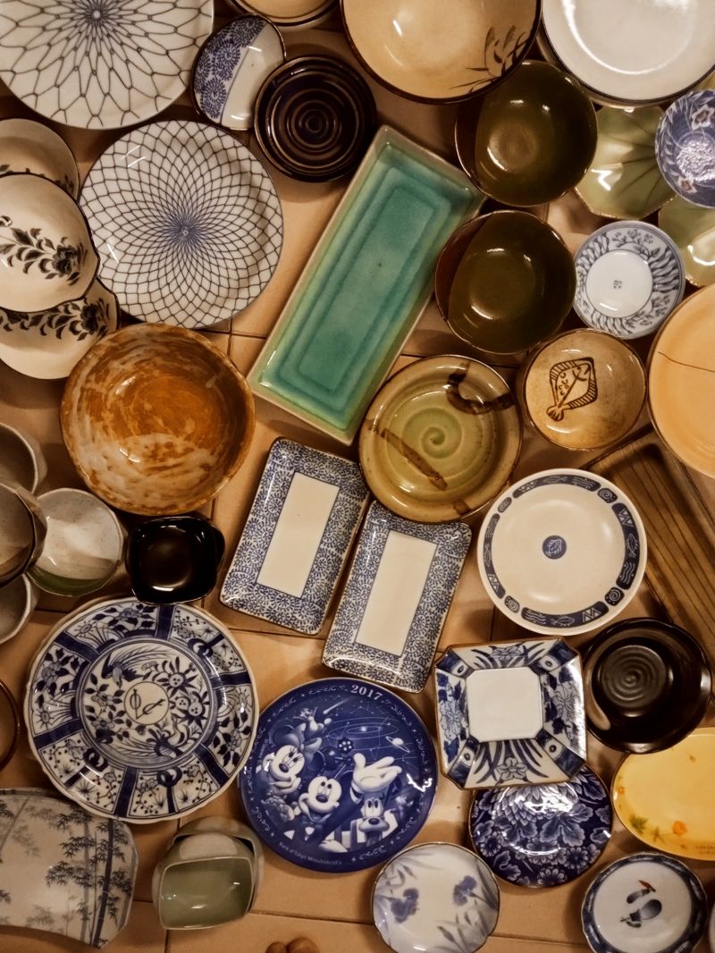 Khám phá sắc màu truyền thống của nghệ thuật gốm sứ Nhật Bản, với đầy đủ các loại sản phẩm từ tách trà đến bàn ăn. Tận hưởng sự độc đáo của thủ công Nhật Bản và cảm nhận vẻ đẹp tự nhiên trong từng sản phẩm.
