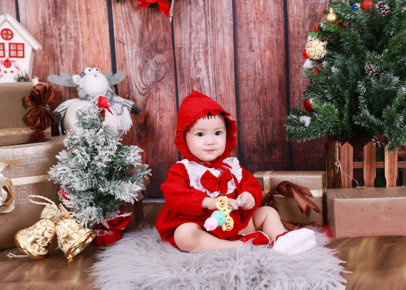 Bạn đang tìm kiếm một bức ảnh Giáng sinh đẹp cho bé của mình? Hãy xem những hình ảnh chụp Giáng sinh đáng yêu cho bé của chúng tôi. Chúng tôi sẽ giúp bé yêu của bạn trông thật xinh đẹp và đáng yêu trong những bức ảnh Giáng sinh tuyệt đẹp.