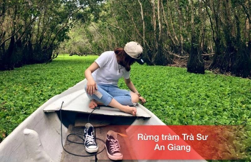 Đi xuồng vào sâu bên trong để cảm nhận được sự thanh bình