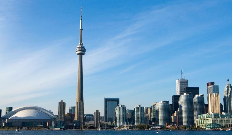 CN Tower là ngọn tháp nổi tiếng nằm ở thành phố Toronto, Canada