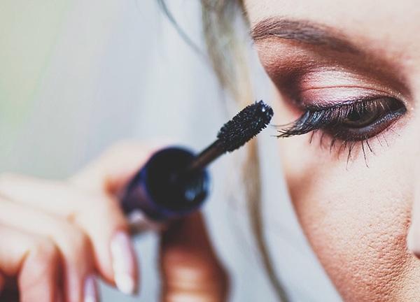 Bạn nên tránh chuốt mascara lại trong ngày.