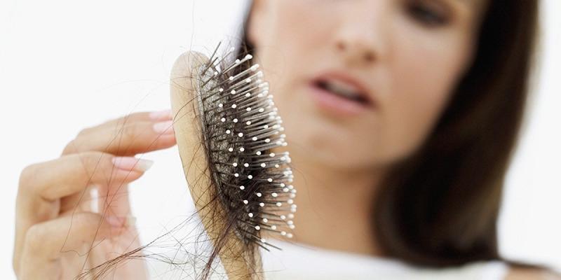 Lượng tóc gãy rụng nhiều hơn 5 -10 sợi mỗi lần chải là biểu hiện của việc mái tóc đã bị hư tổn.
