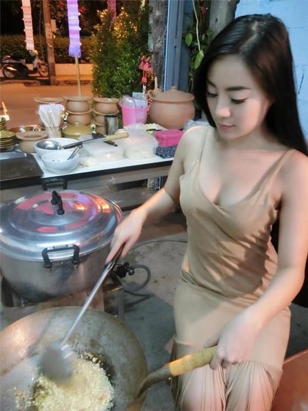 Cô gái nấu ăn ngon