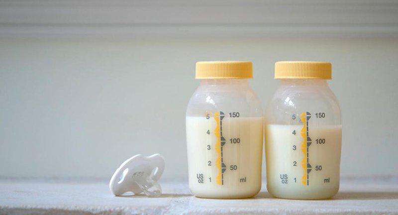 Mẹ không tùy tiện thêm các thực phẩm khác vào sữa của bé
