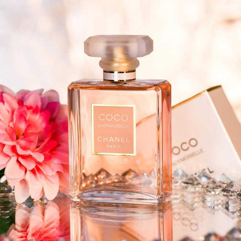 Chỉ cần phủ một ít nước hoa Coco Mademoiselle lên cơ thể trước khi đi dạo phố, bạn đã thật sự trở thành một quý cô hấp dẫn trong mắt những người xung quanh.