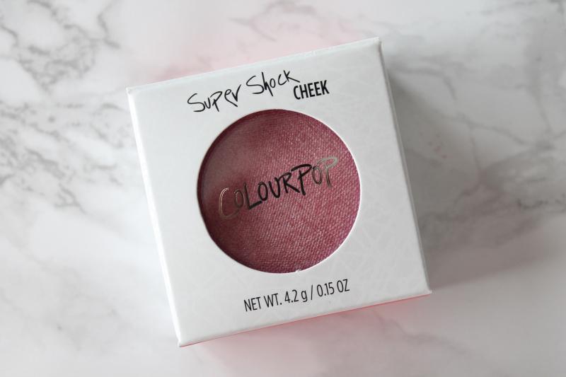 Má hồng ColourPop Super Shock Cheek  có bao bì là hộp tròn nhỏ màu trắng khá chuẩn với chữ viết ba chiều trên đầu, tương tự như bao bì highlighter của hãng.