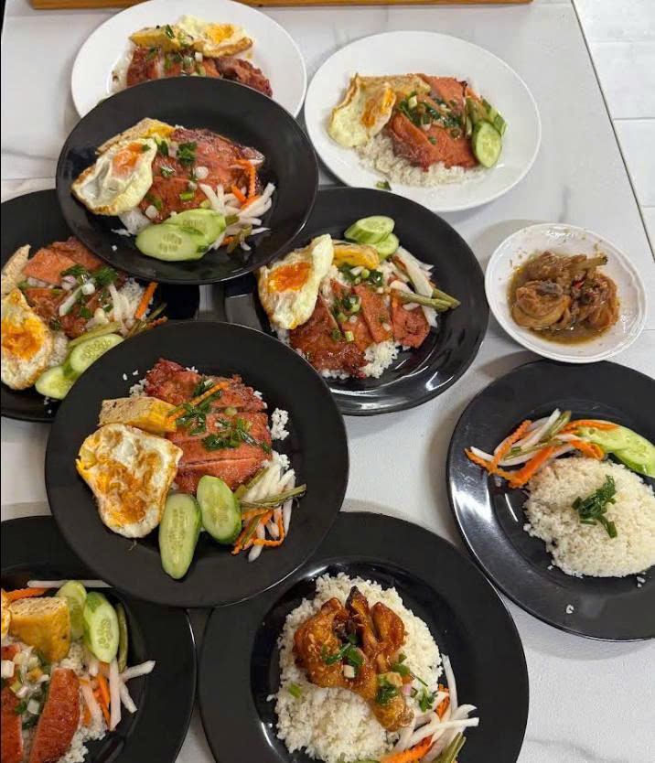 Phần cơm lớn, miếng thịt to, đầy đủ dưa leo, đồ chua, mỡ hành.