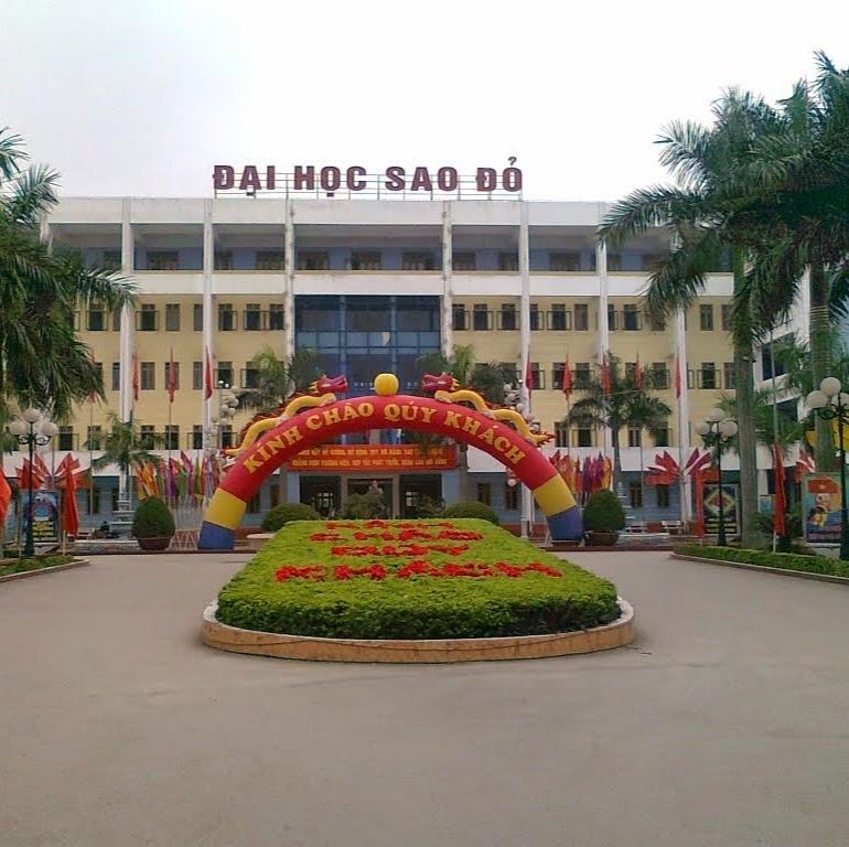 Cổng trường có hình ngôi sao bay