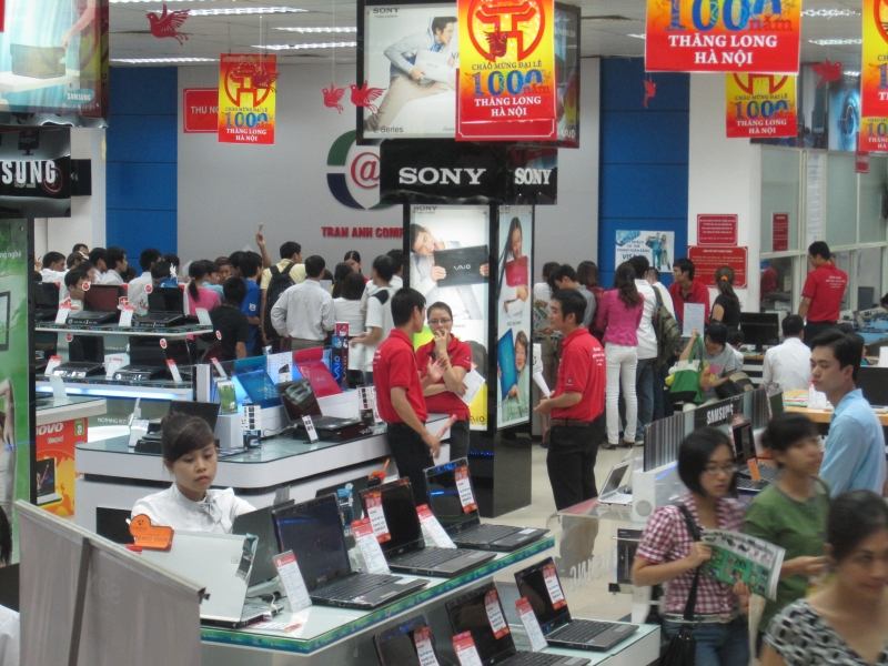 Nhiều mẫu Laptop được bày bán tại siêu thị điện máy Trần Anh