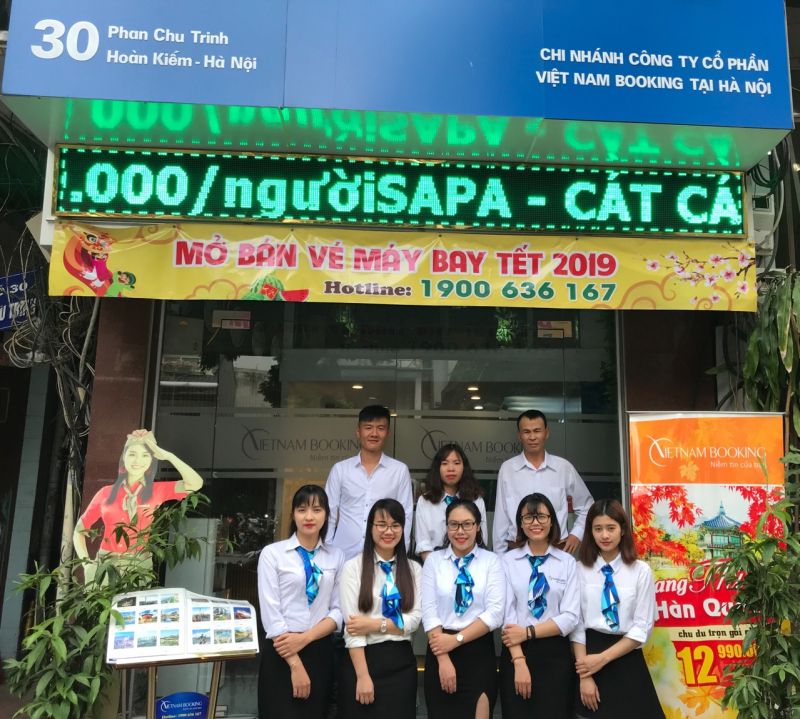 Đội ngũ tư vấn của Vietnam Booking tại văn phòng Hà Nội