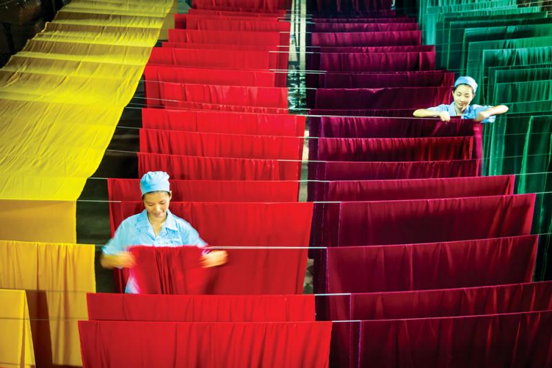 Sản xuất Lụa Tơ tằm tại Công ty TNHH Lụa Tơ tằm Bảo Lộc.