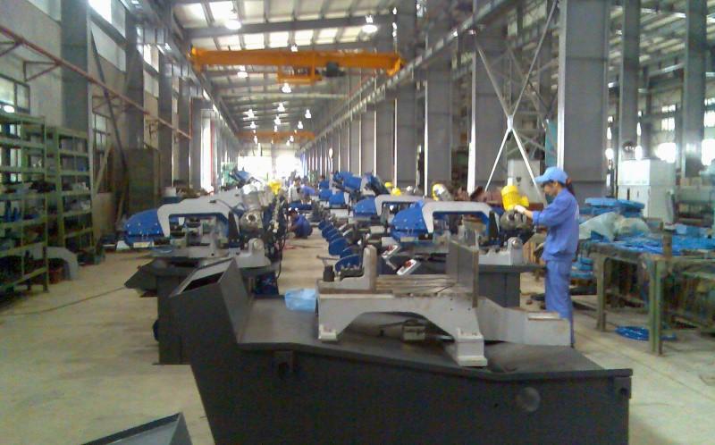 Bên trong nhà máy Hameco với dây chuyển máy móc lớn và hiện đại