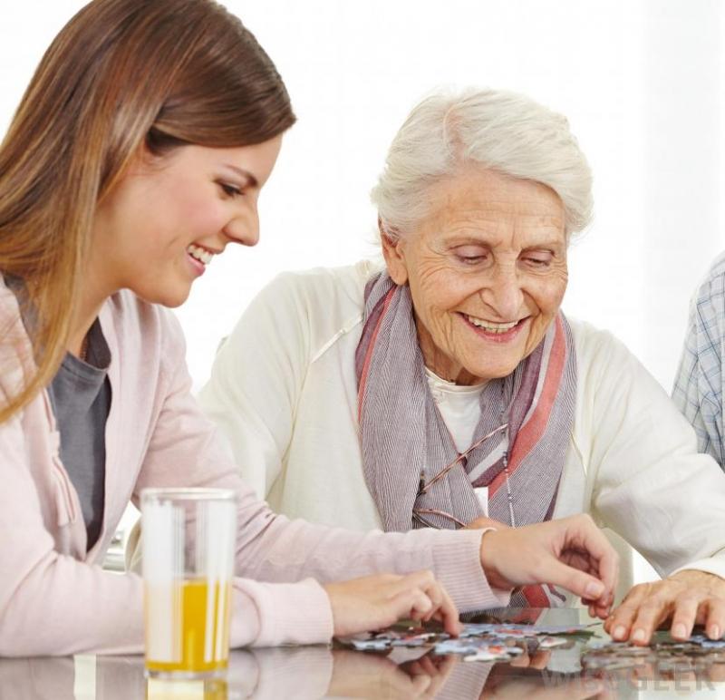 Dịch vụ chăm sóc người già tại nhà của trung tâm giới thiệu người giúp việc Trí Đức (ảnh minh họa)
