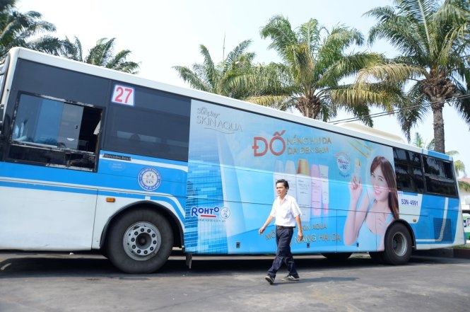 Xe buýt số 27 chạy tuyến Bến Thành - An Sương có giới thiệu quảng cáo trên thân xe
