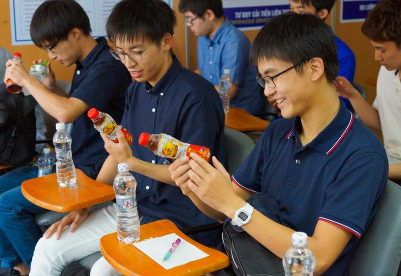Đoàn sinh viên thích thú trước những sản phẩm có nguồn gốc tự nhiên, tốt cho sức khỏe của Tân Hiệp Phát