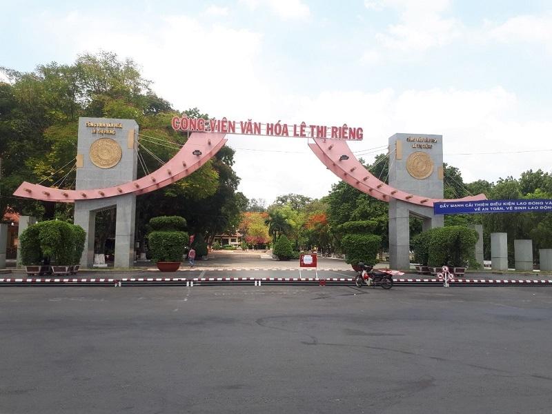 Cổng công viên Lê Thị Riêng
