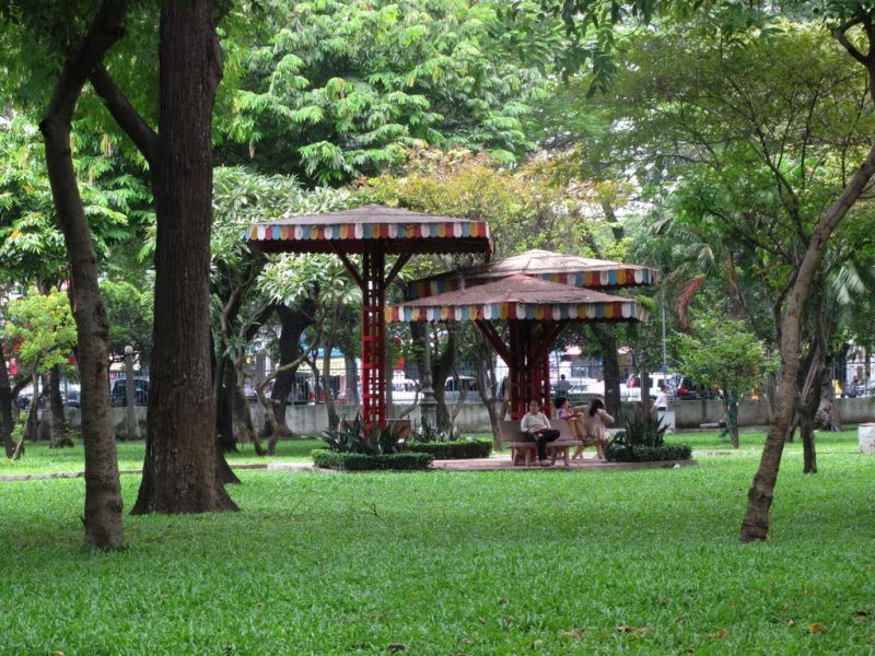 công viên Lê Văn Tám là một mảng xanh rộng rãi và thoáng mát, bạn sẽ cảm thấy không gian nơi đây vô cùng yên tĩnh, dễ chịu và trong lành