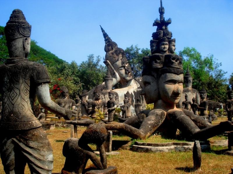 Trung tâm công viên là bức tượng Phật nằm khổng lồ dài khoảng 40 m