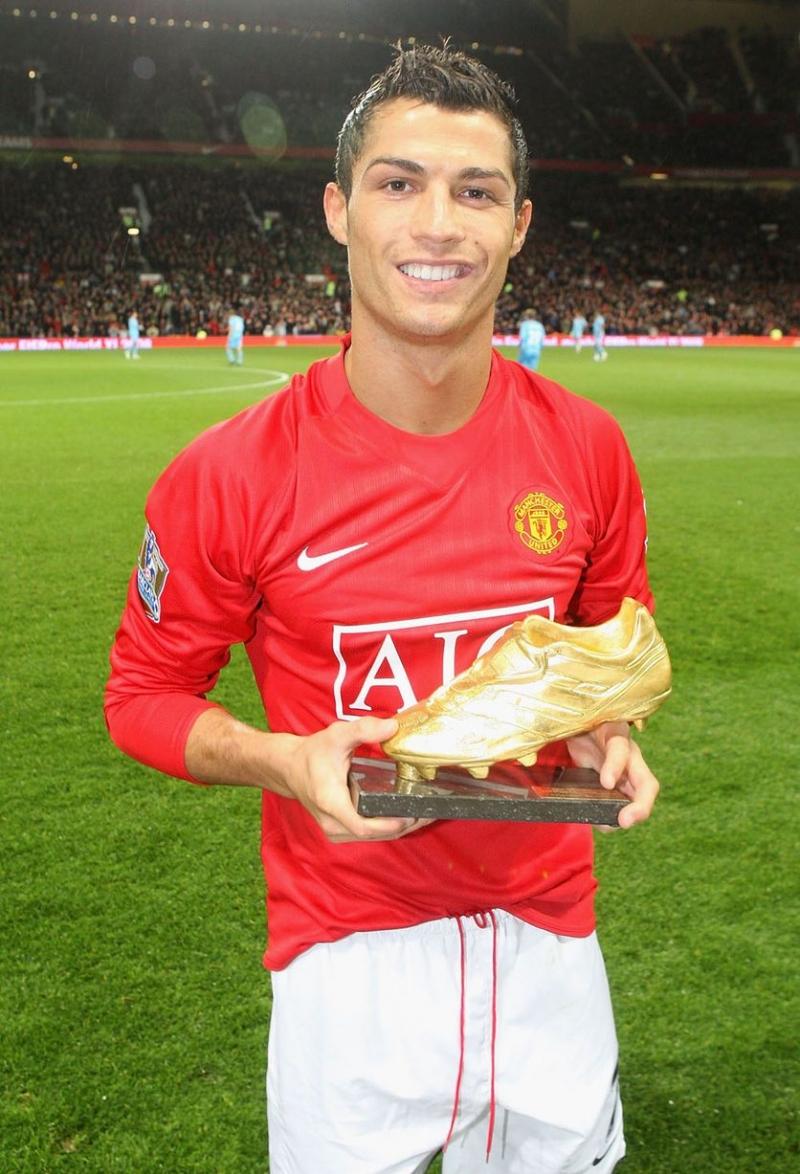 Ronaldo khi mặc mẫu áo MU năm 2008