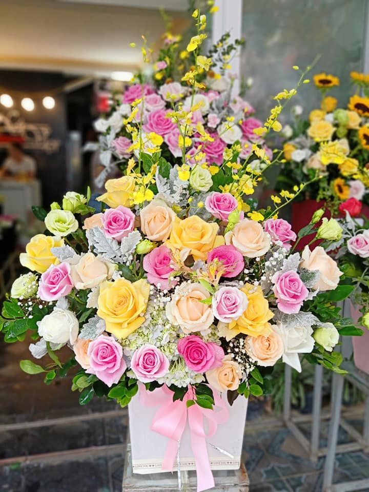Cửa hàng hoa Nét Việt có đội ngũ nhân viên kinh nghiệm, phong cách tư vấn nhiệt tình, hiểu rõ về những loại hoa sẽ mang đến sự hài lòng cho khách hàng