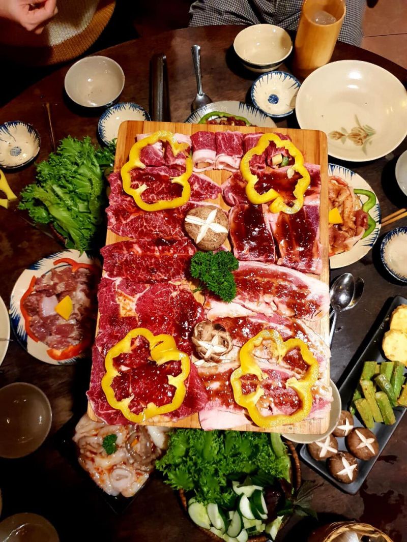 Quán Mậu Dịch phục vụ hơn 20 món như thịt bò, heo, tôm, bạch tuộc nướng với các vị ướp đa dạng.