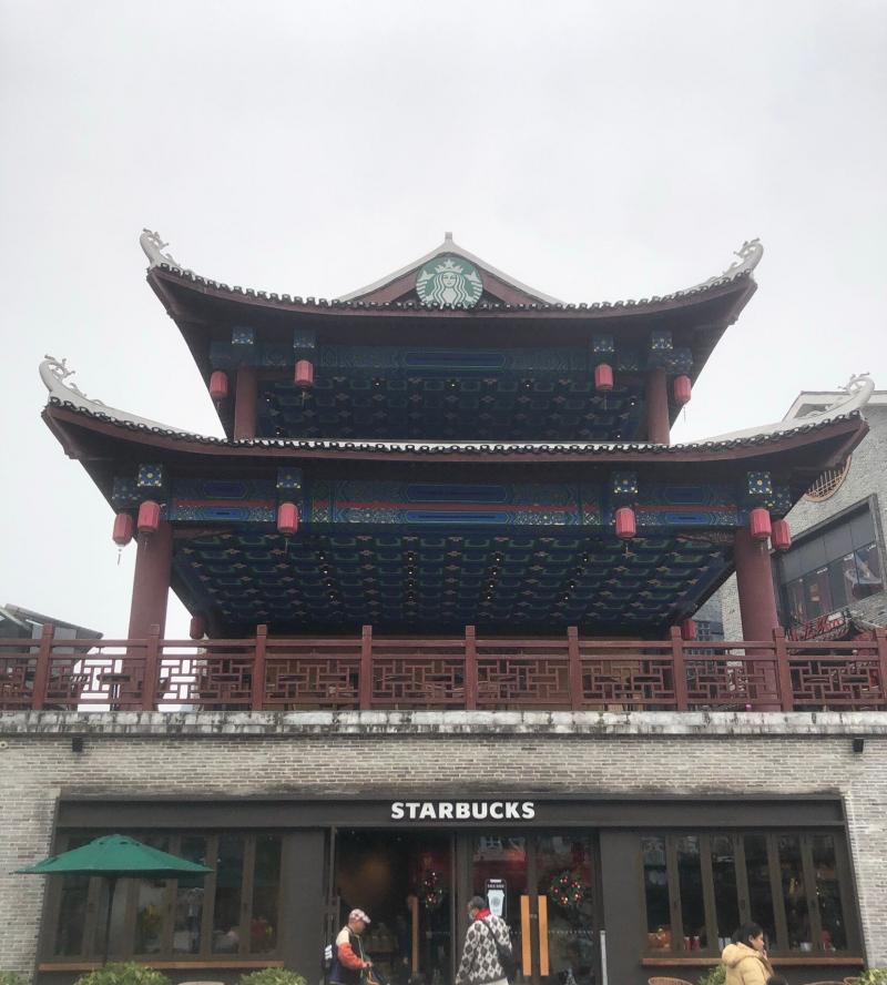 Cửa hàng Starbucks nằm trong một ngôi đền gỗ ở Yangshuo, Trung Quốc