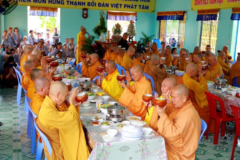 Cúng dường trai tăng hồi hướng cho cha mẹ đã khuất được siêu thăng, không được ăn trước khi chư Tăng thọ thực