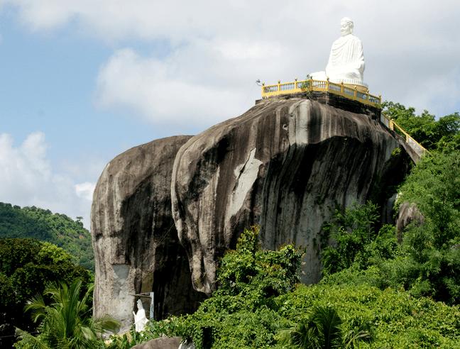 Tượng Phật lớn nằm trên đỉnh núi Đá.