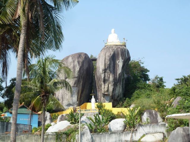 Tượng Phật lớn nằm trên đỉnh núi Đá.