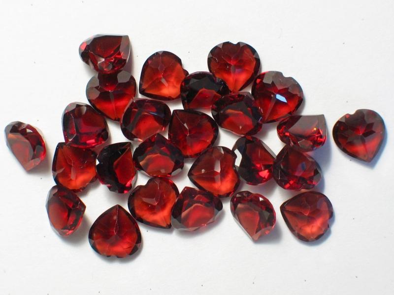 Đá garnet màu đỏ sẫm