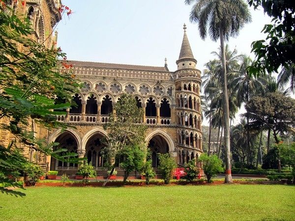 Mumbai là ngôi trường đại học hàng đầu Ấn Độ, là niềm mơ ước lẫn tự hào của các học sinh theo học