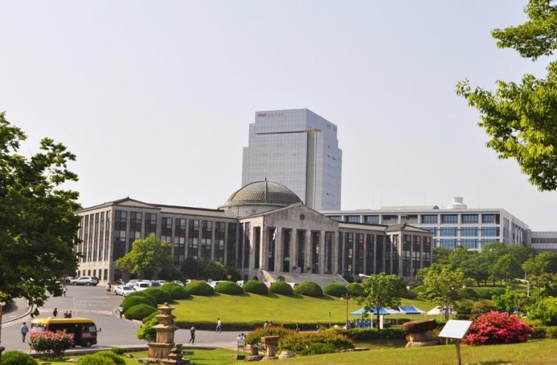 Cảnh bao quát trường Đại học Quốc gia Kyungpook.