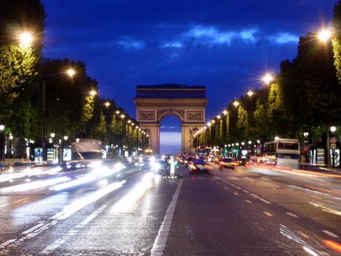 Đại lộ Champs Elysee của Pháp