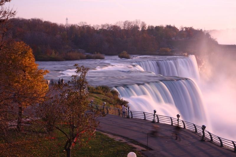 Đại lộ Niagara trong sắc thu mơ mộng với rừng cây lá đỏ tuyệt đẹp