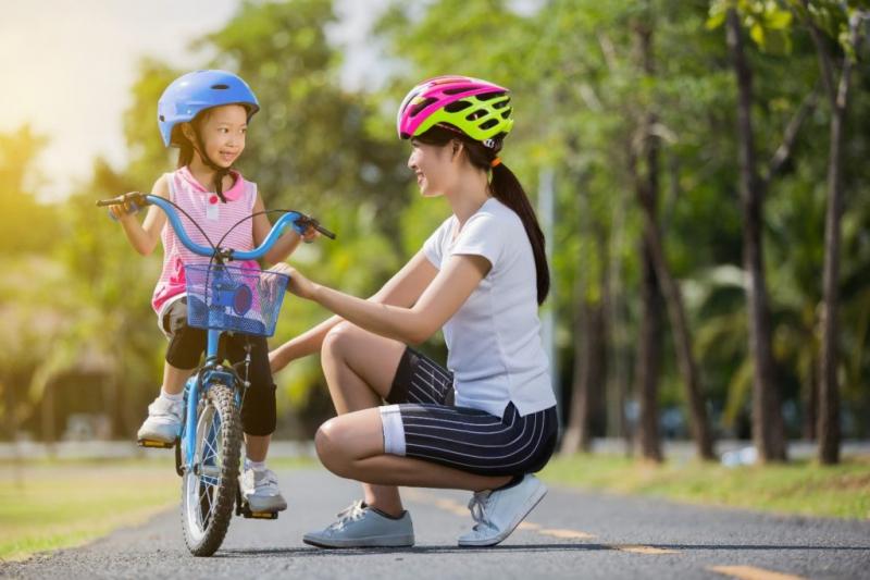 Đạp xe luyện tập thể dục giúp nâng cao thể chất của bé trong những ngày nghỉ học vì dịch bệnh