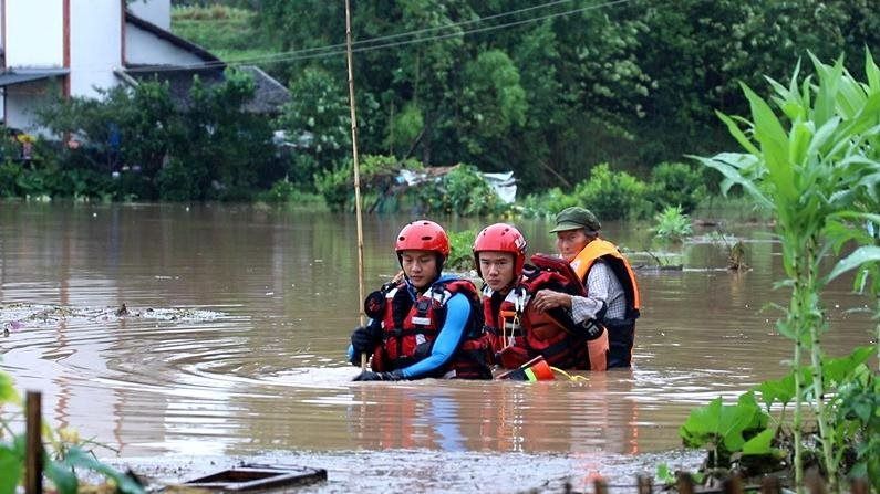 Dẫn chứng số 5: Bộ đội cùng các thanh niên thôn La Hót, xã A Bung, huyện Đakrông, tỉnh Quảng Trị,