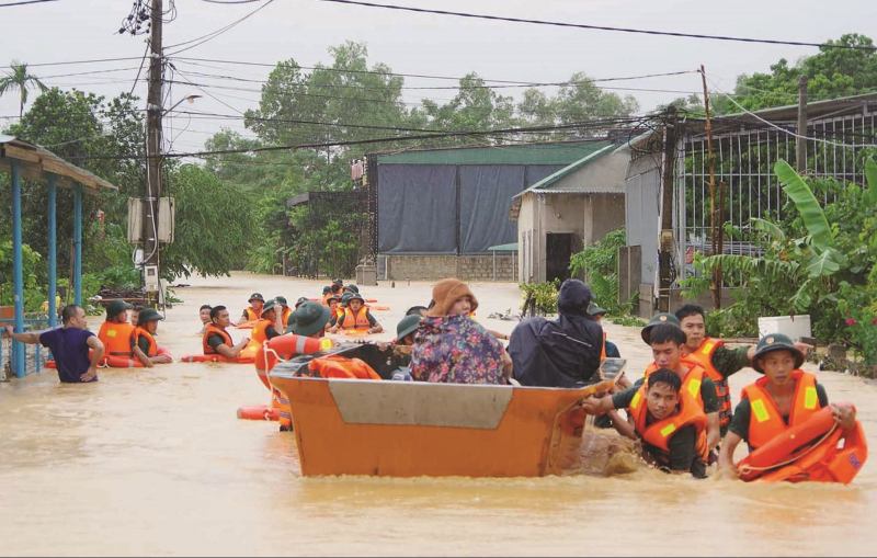 Dẫn chứng số 5: Bộ đội cùng các thanh niên thôn La Hót, xã A Bung, huyện Đakrông, tỉnh Quảng Trị,