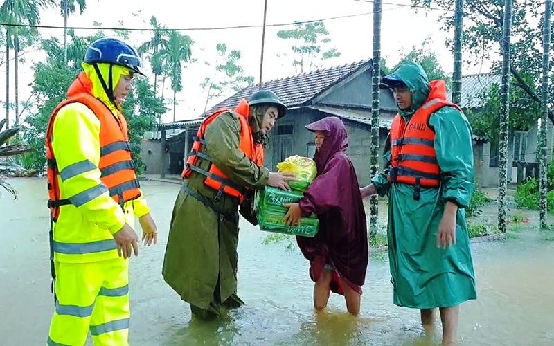 Dẫn chứng số 9: Hình ảnh xúc động, bình dị khi làm nhiệm vụ của các chiến sĩ Công an